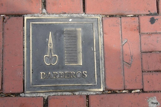 Placa de bronce en honor a la profesión de barberos
